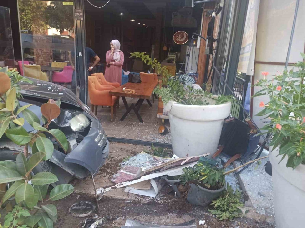 Elazığ’da hafif ticari araç kafeye girdi, o anlar kameraya yansıdı