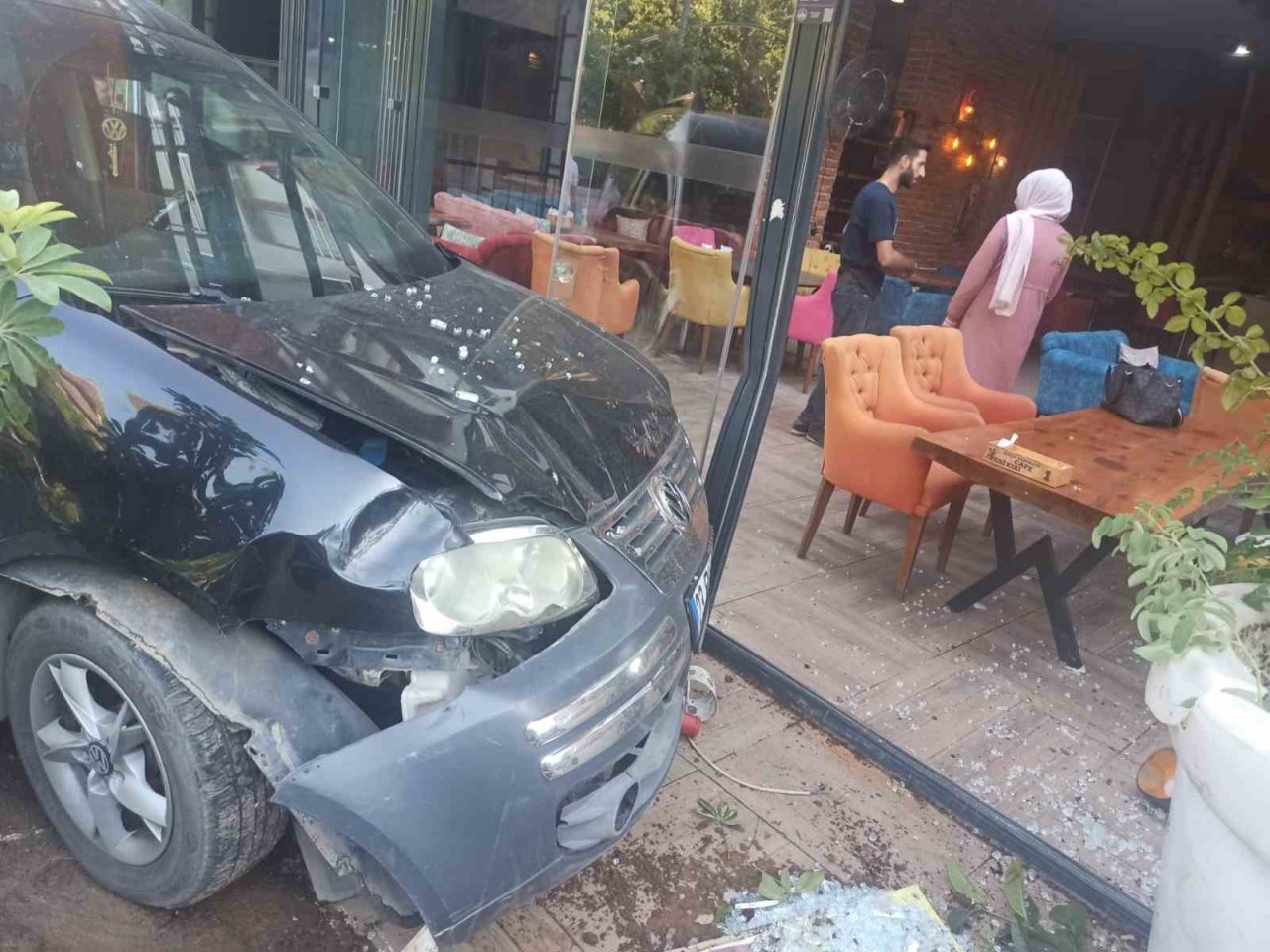 Elazığ’da hafif ticari araç kafeye girdi, o anlar kameraya yansıdı