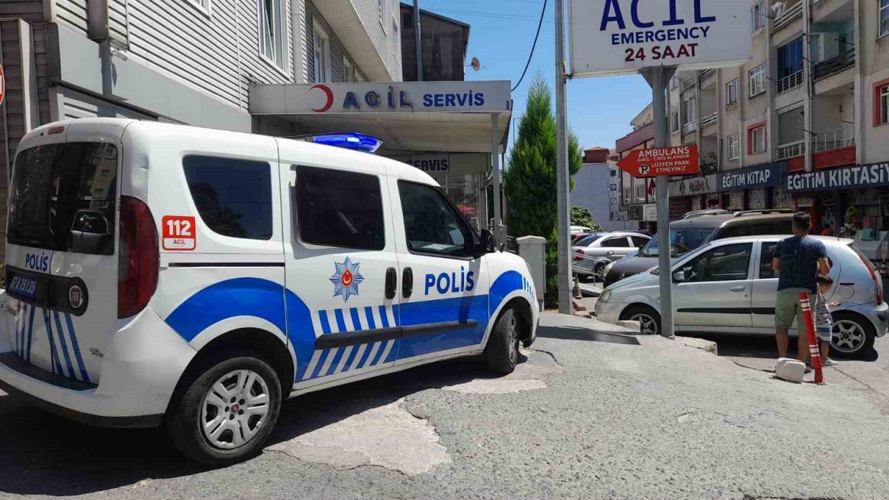 Otomobil sürücüsü geri manevra yaparken yayaya çarptı