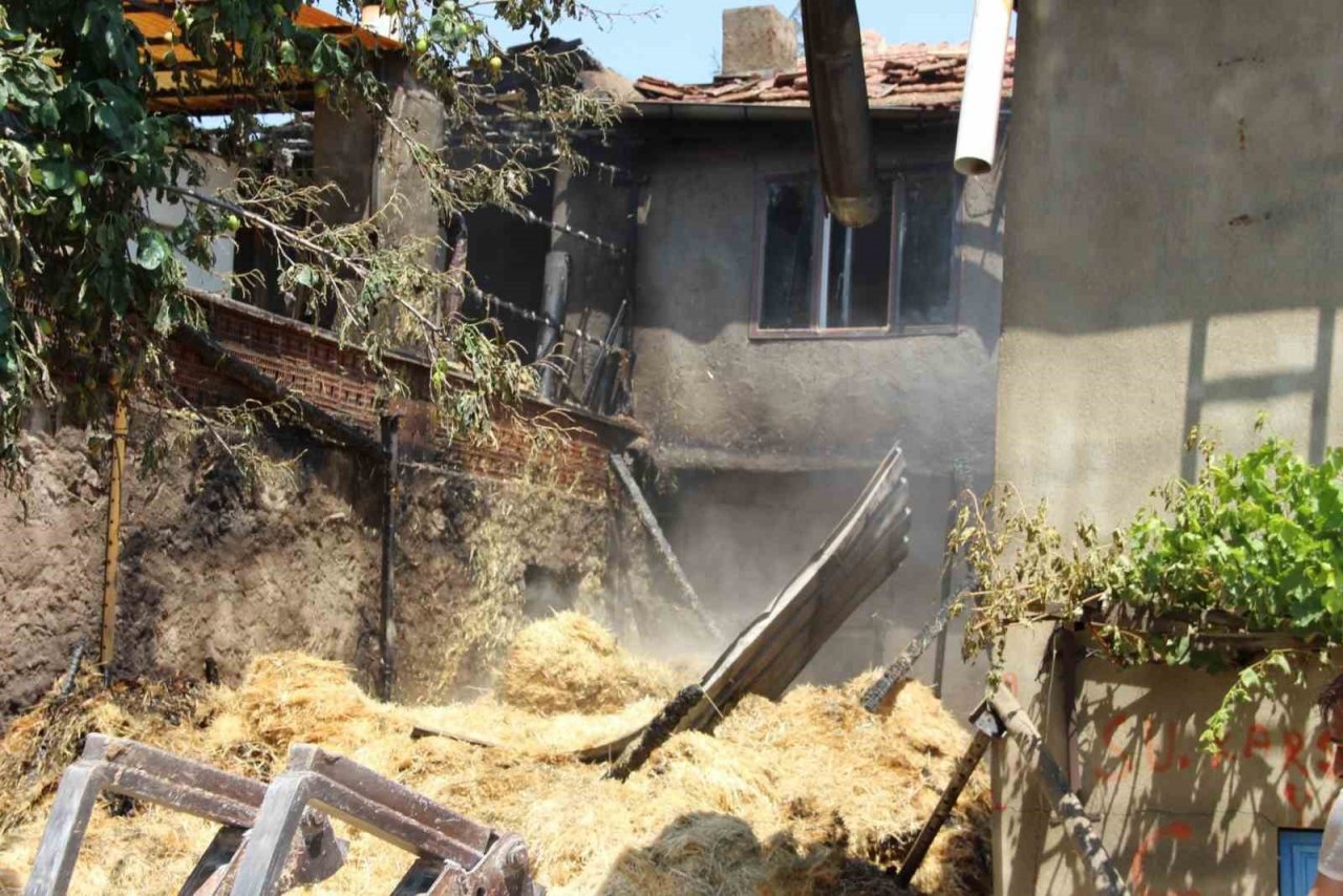 Tandırdan sıçrayan alevler iki ev ve samanlığı yaktı