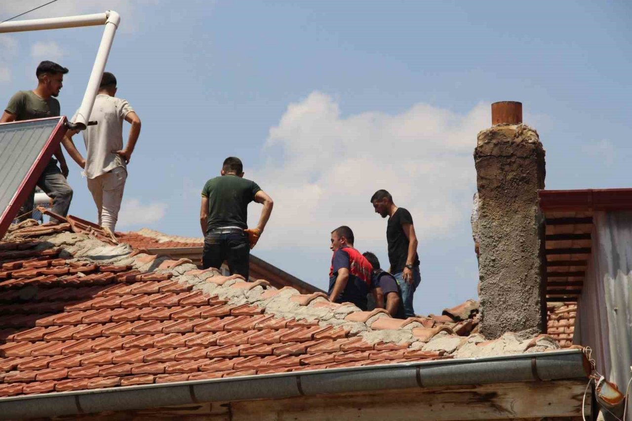 Tandırdan sıçrayan alevler iki ev ve samanlığı yaktı
