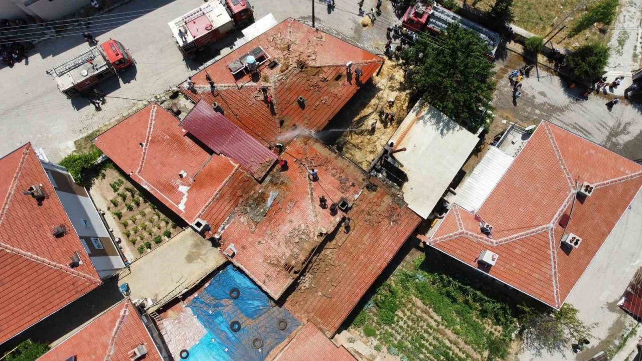 Tandırdan sıçrayan alevler iki ev ve samanlığı yaktı