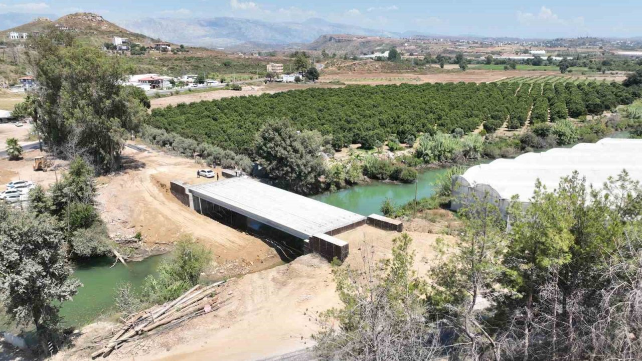 Naras Köprüsü’nde çalışmalar sürüyor