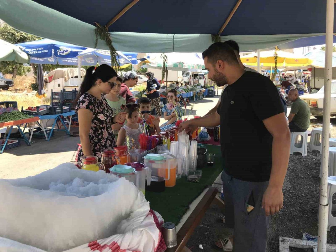Toros Dağları’nın zirvesinden çuvallarla getirdikleri karları bardak bardak satıyorlar