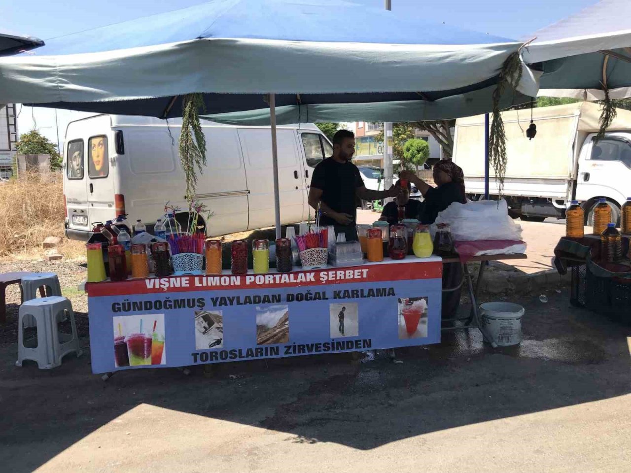 Toros Dağları’nın zirvesinden çuvallarla getirdikleri karları bardak bardak satıyorlar