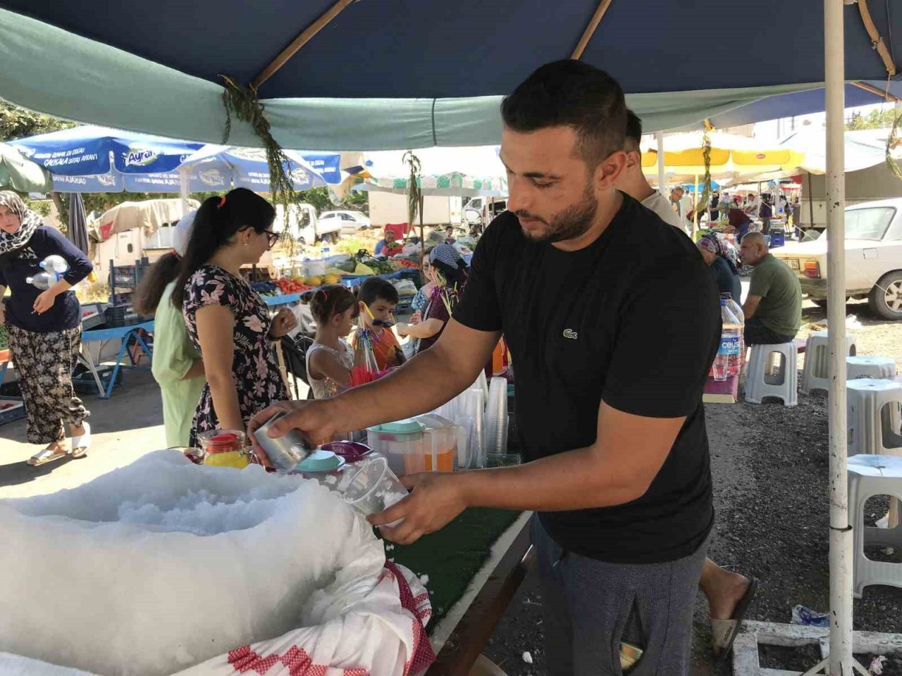 Toros Dağları’nın zirvesinden çuvallarla getirdikleri karları bardak bardak satıyorlar