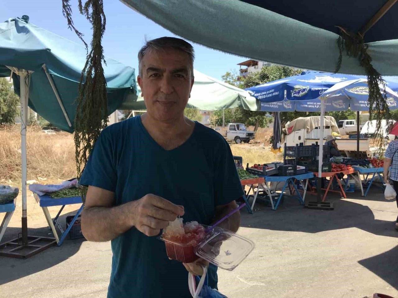 Toros Dağları’nın zirvesinden çuvallarla getirdikleri karları bardak bardak satıyorlar