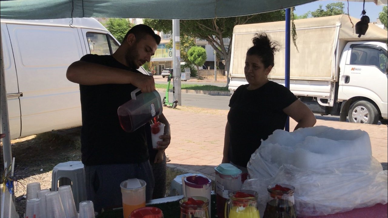 Toros Dağları’nın zirvesinden çuvallarla getirdikleri karları bardak bardak satıyorlar