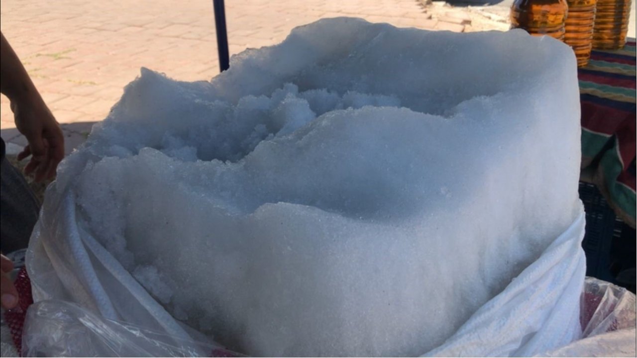 Toros Dağları’nın zirvesinden çuvallarla getirdikleri karları bardak bardak satıyorlar