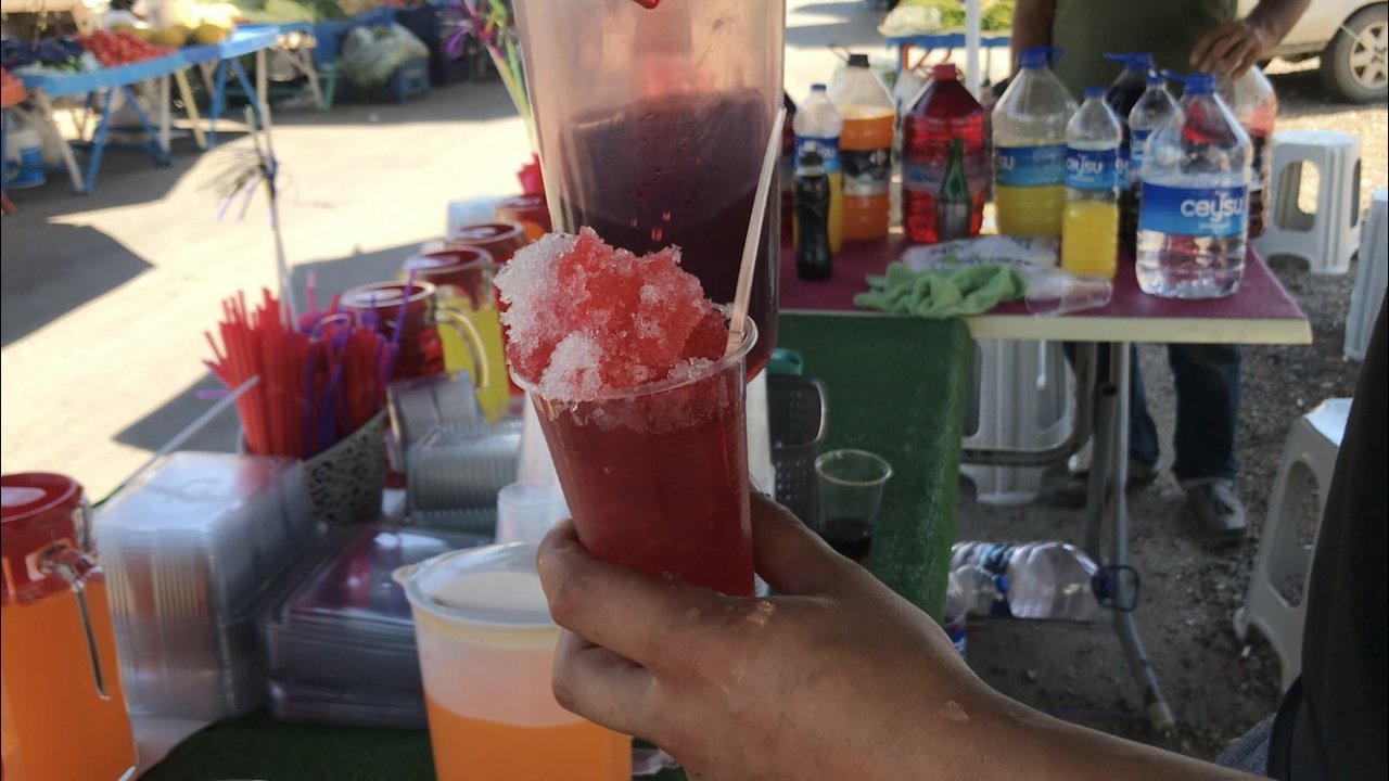 Toros Dağları’nın zirvesinden çuvallarla getirdikleri karları bardak bardak satıyorlar