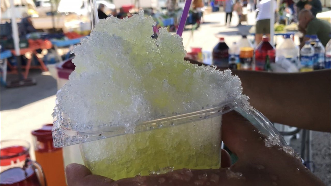 Toros Dağları’nın zirvesinden çuvallarla getirdikleri karları bardak bardak satıyorlar