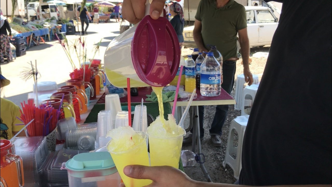 Toros Dağları’nın zirvesinden çuvallarla getirdikleri karları bardak bardak satıyorlar