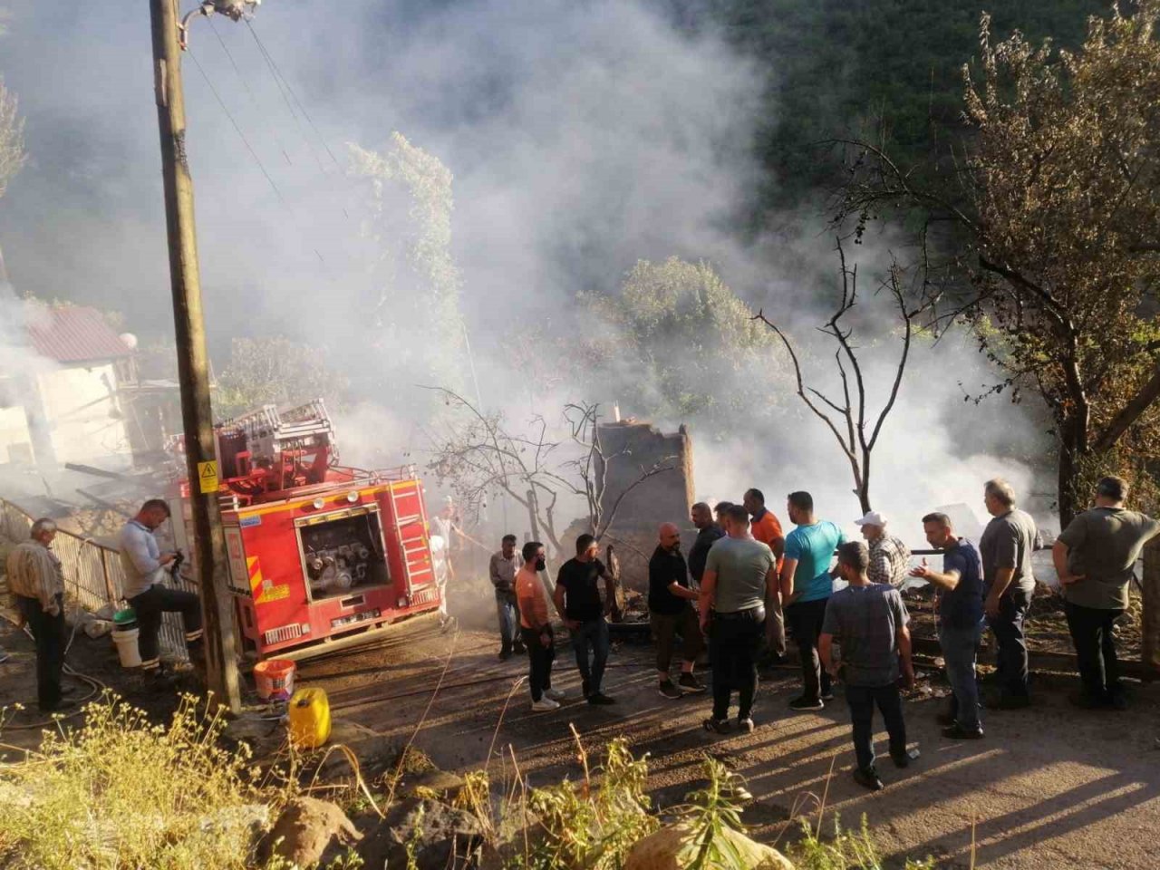 Artvin’de 5 ev, 2 ahır, samanlık ve bir traktör yandı