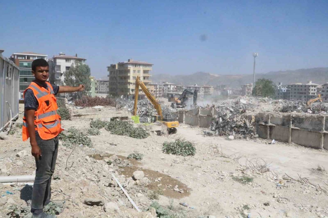 Yüzlerce kişiye mezar olan Rönesans Rezidans’ın son bloğu da yıkıldı