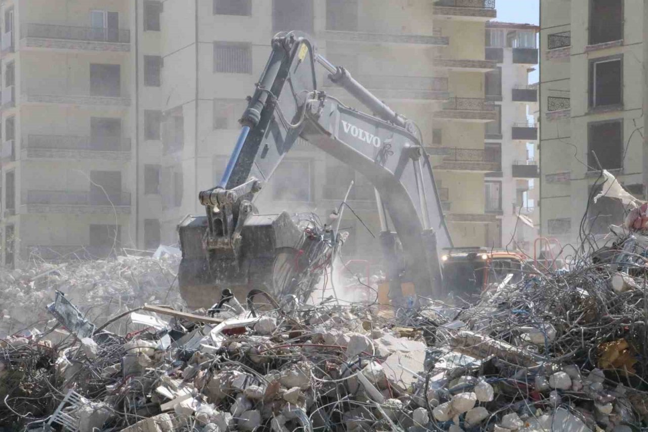 Yüzlerce kişiye mezar olan Rönesans Rezidans’ın son bloğu da yıkıldı