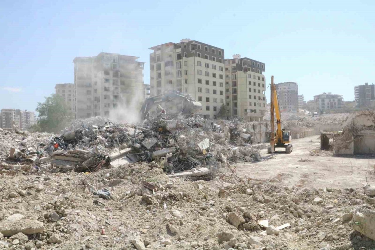 Yüzlerce kişiye mezar olan Rönesans Rezidans’ın son bloğu da yıkıldı