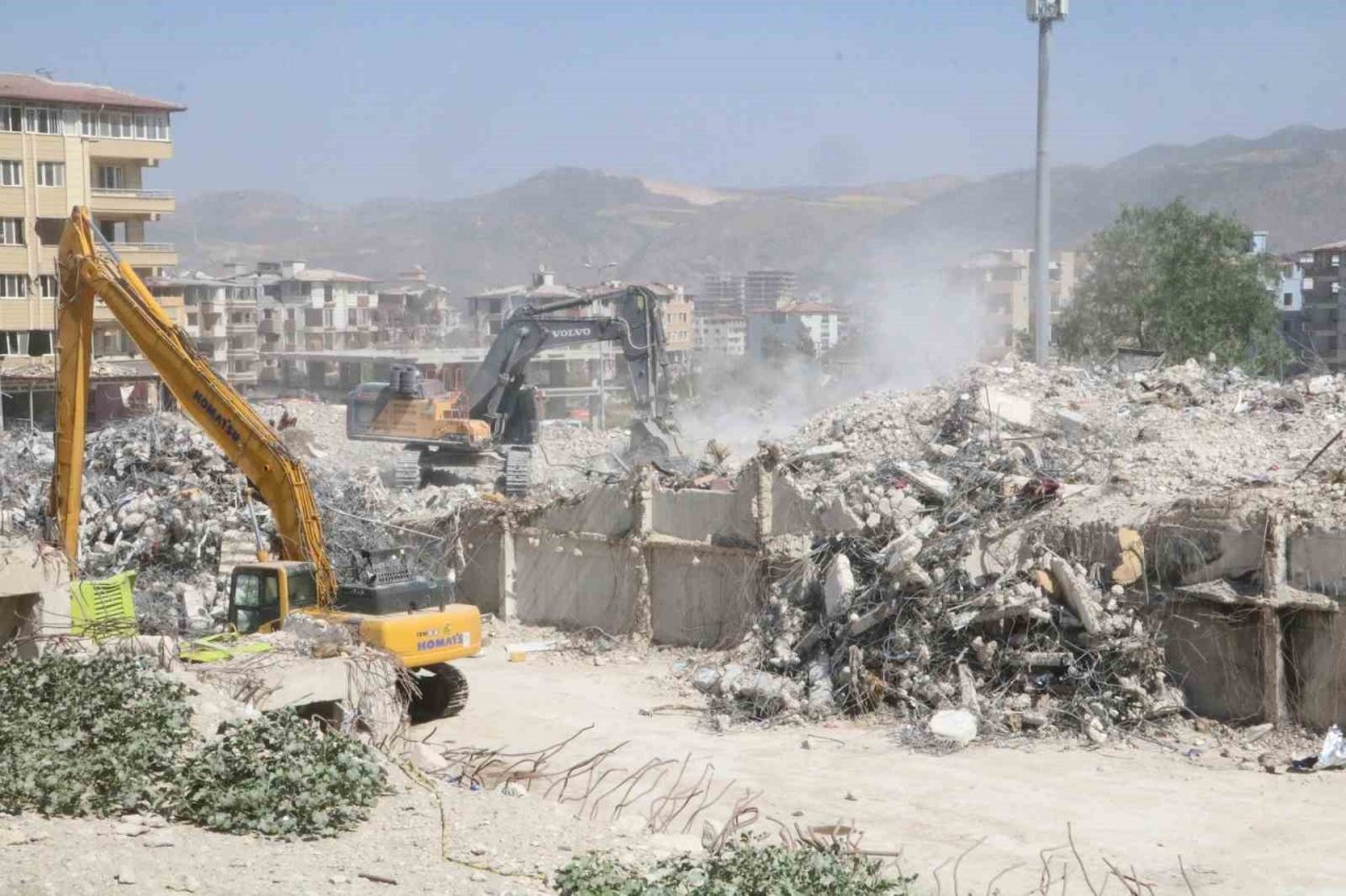 Yüzlerce kişiye mezar olan Rönesans Rezidans’ın son bloğu da yıkıldı