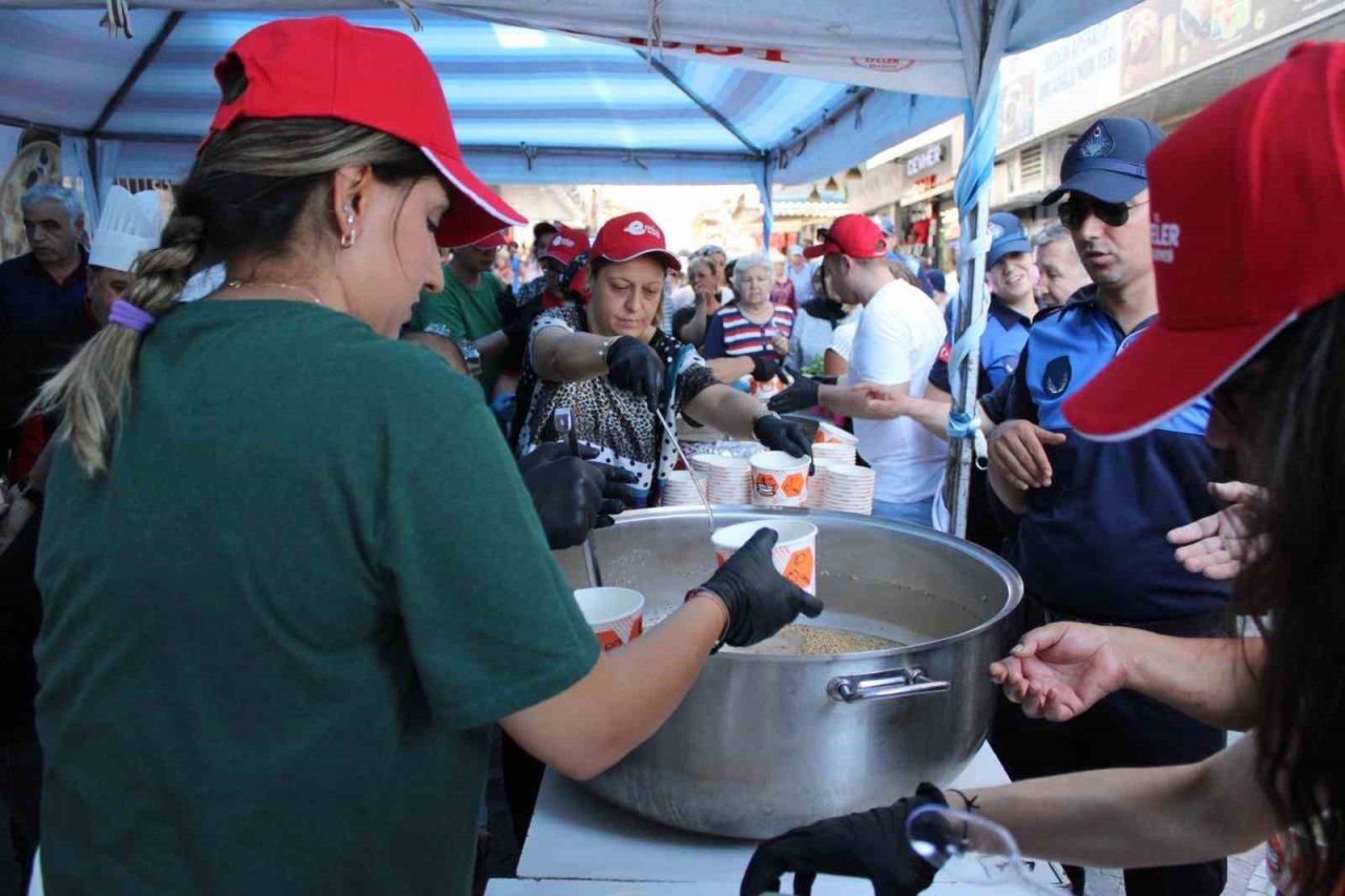Efeler’den 8 bin kişilik aşure hayrı