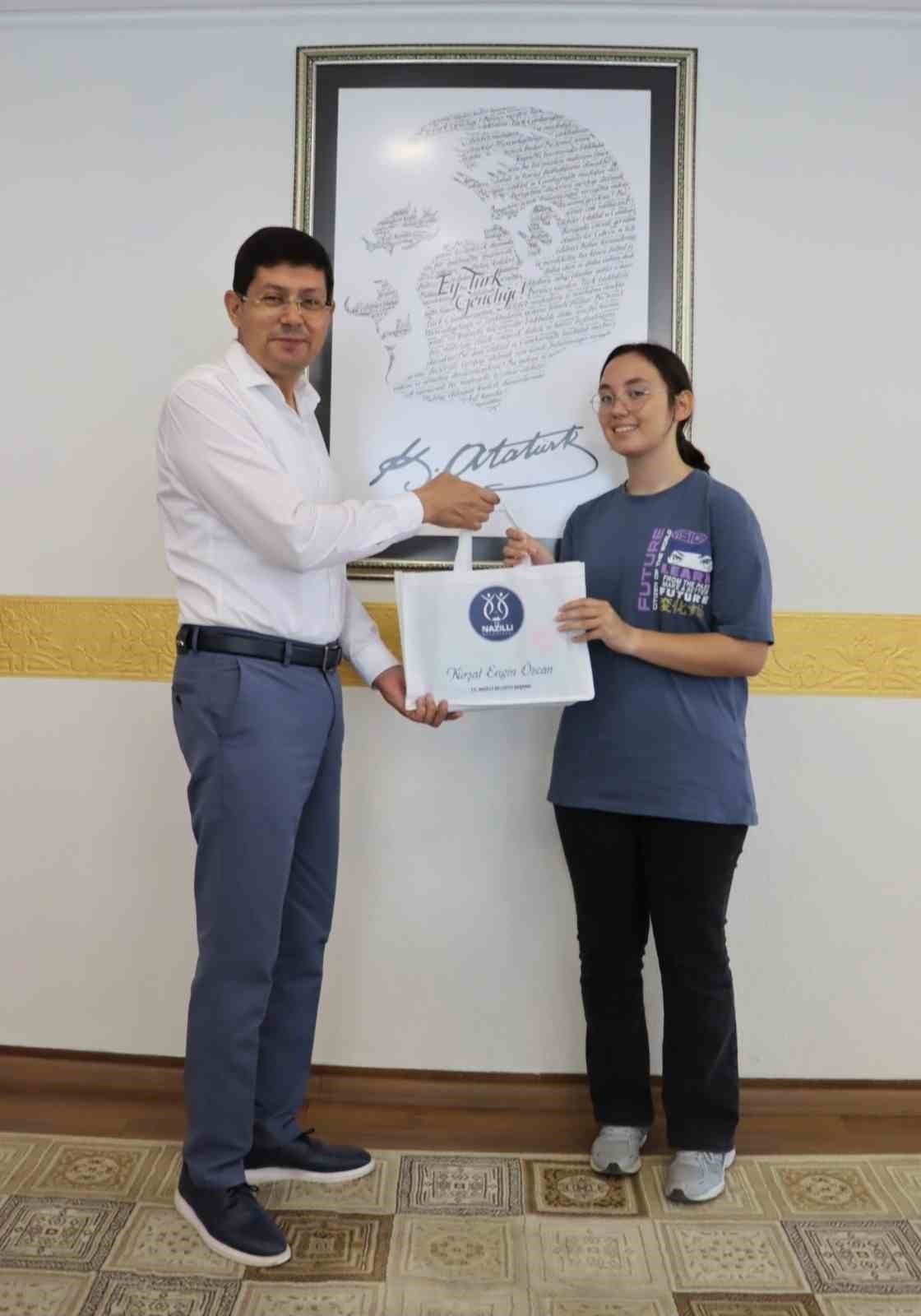 LGS Türkiye birincilerine Başkan Özcan’dan ödül