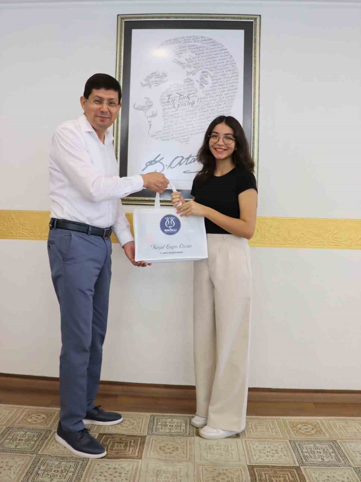 LGS Türkiye birincilerine Başkan Özcan’dan ödül