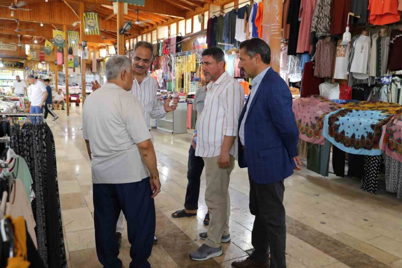 Belediye başkanı 45 dereceyi bulan sıcakta esnafı gezdi