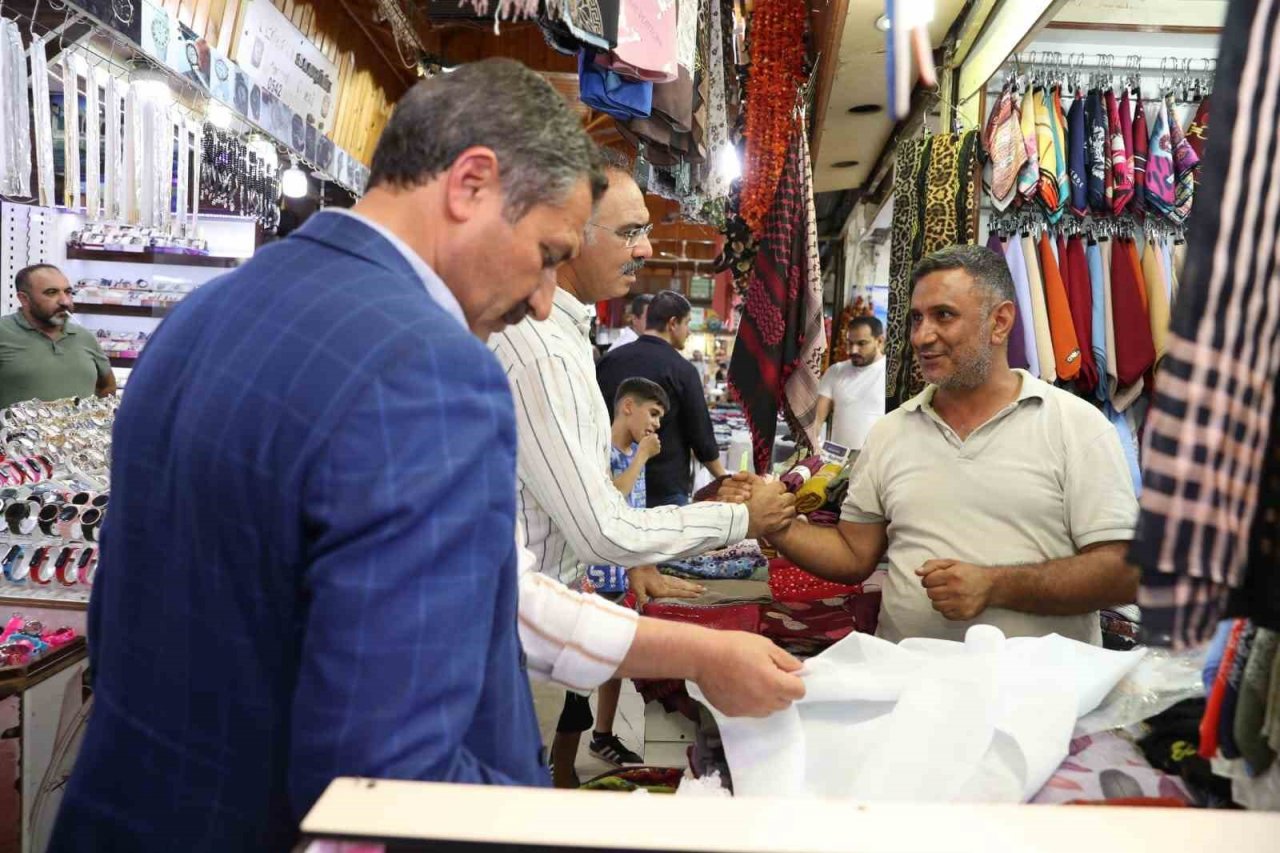 Belediye başkanı 45 dereceyi bulan sıcakta esnafı gezdi