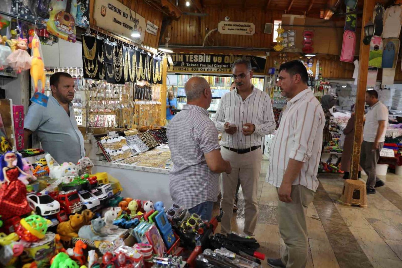 Belediye başkanı 45 dereceyi bulan sıcakta esnafı gezdi