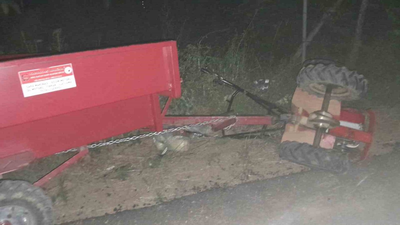 Şerit ihlali yapan alkollü sürücünün kullandığı otomobil tarım aracına çarptı, 2 kişi yaralandı