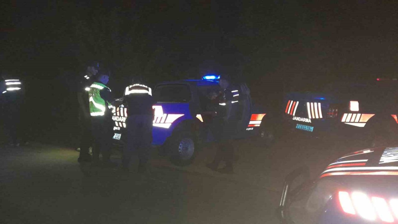 Şerit ihlali yapan alkollü sürücünün kullandığı otomobil tarım aracına çarptı, 2 kişi yaralandı