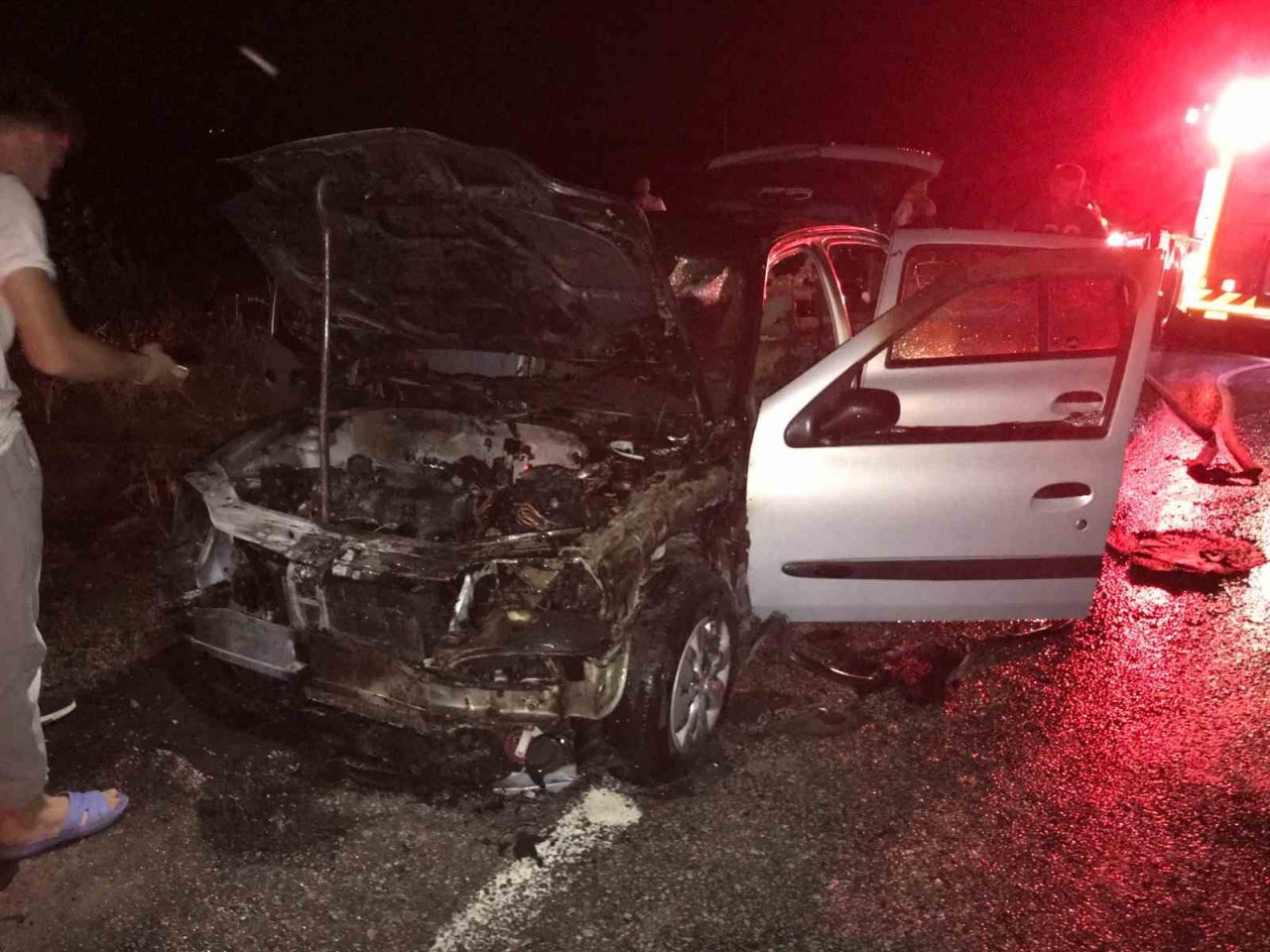 Alev alan otomobil kullanılmaz hale geldi