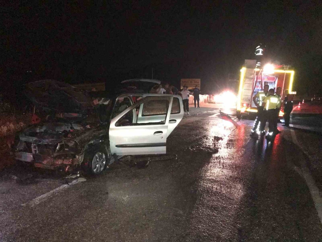 Alev alan otomobil kullanılmaz hale geldi