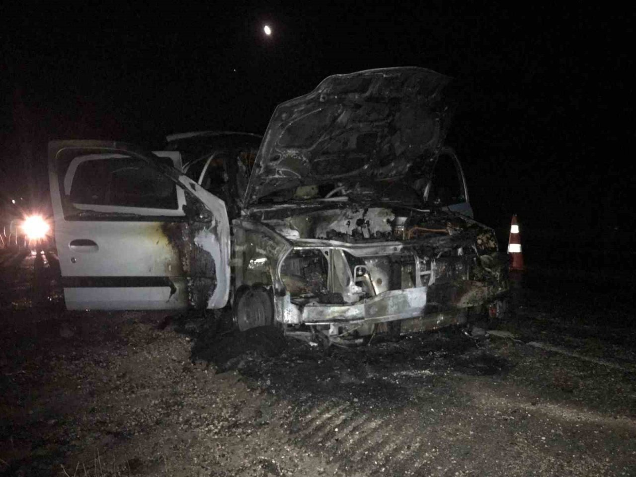 Alev alan otomobil kullanılmaz hale geldi