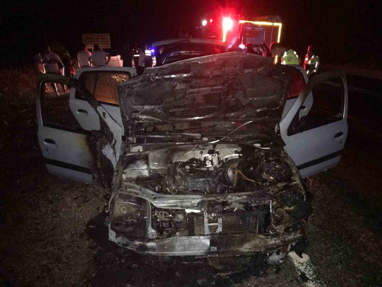 Alev alan otomobil kullanılmaz hale geldi