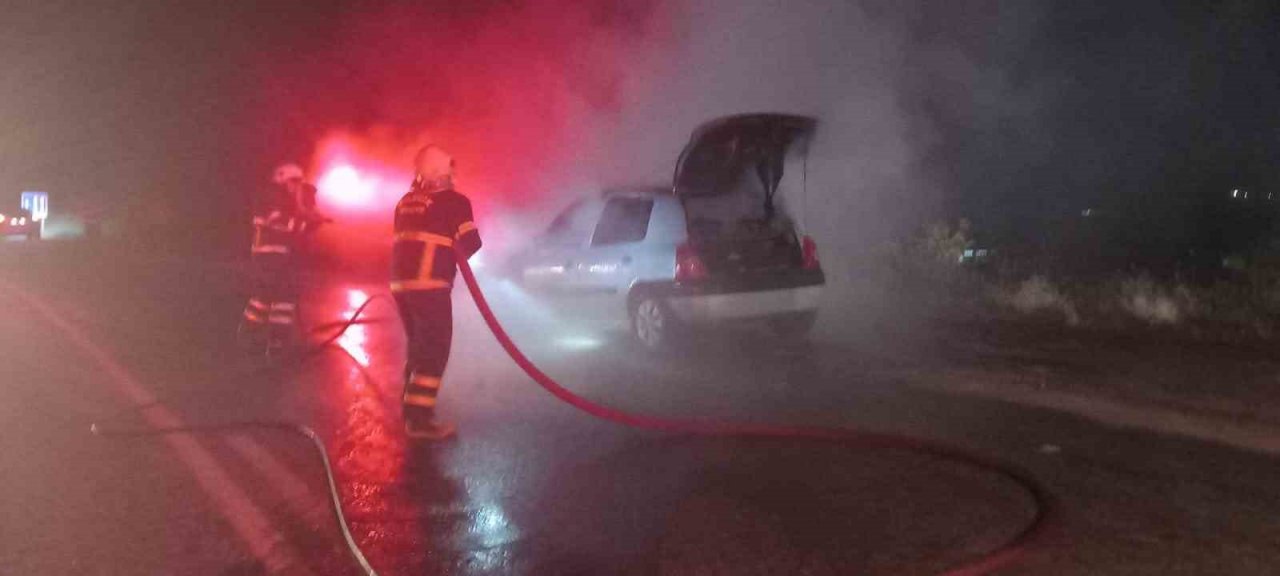 Alev alan otomobil kullanılmaz hale geldi