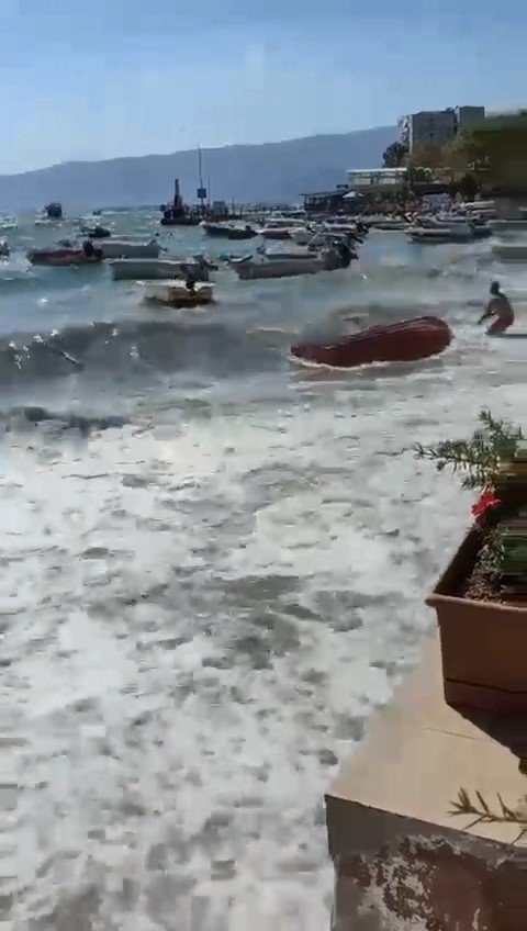 Şiddetli rüzgar denizi taşırdı, teknede yakalanan iki kişi alabora oldu