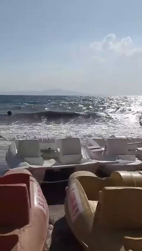 Şiddetli rüzgar denizi taşırdı, teknede yakalanan iki kişi alabora oldu