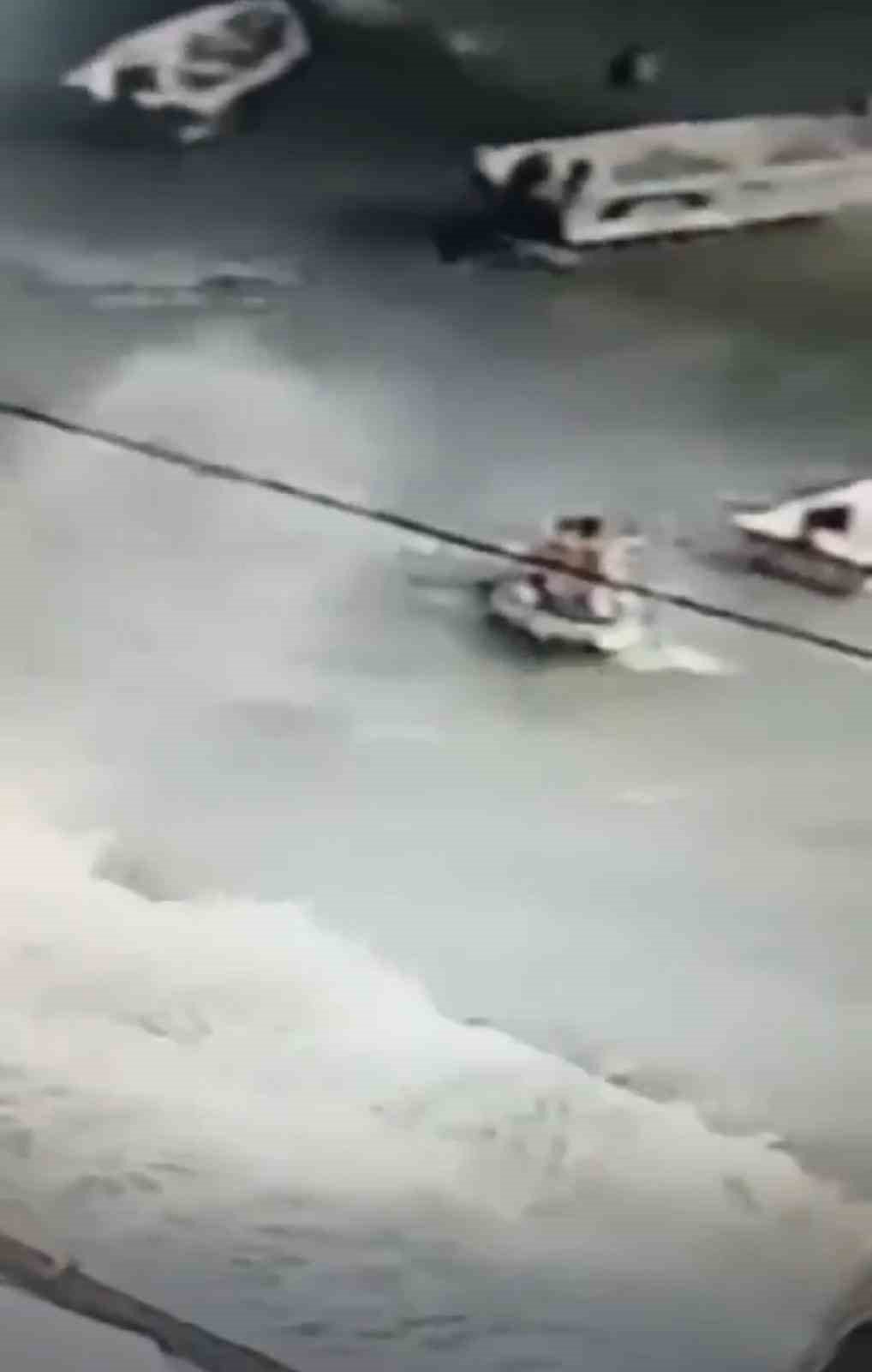 Şiddetli rüzgar denizi taşırdı, teknede yakalanan iki kişi alabora oldu