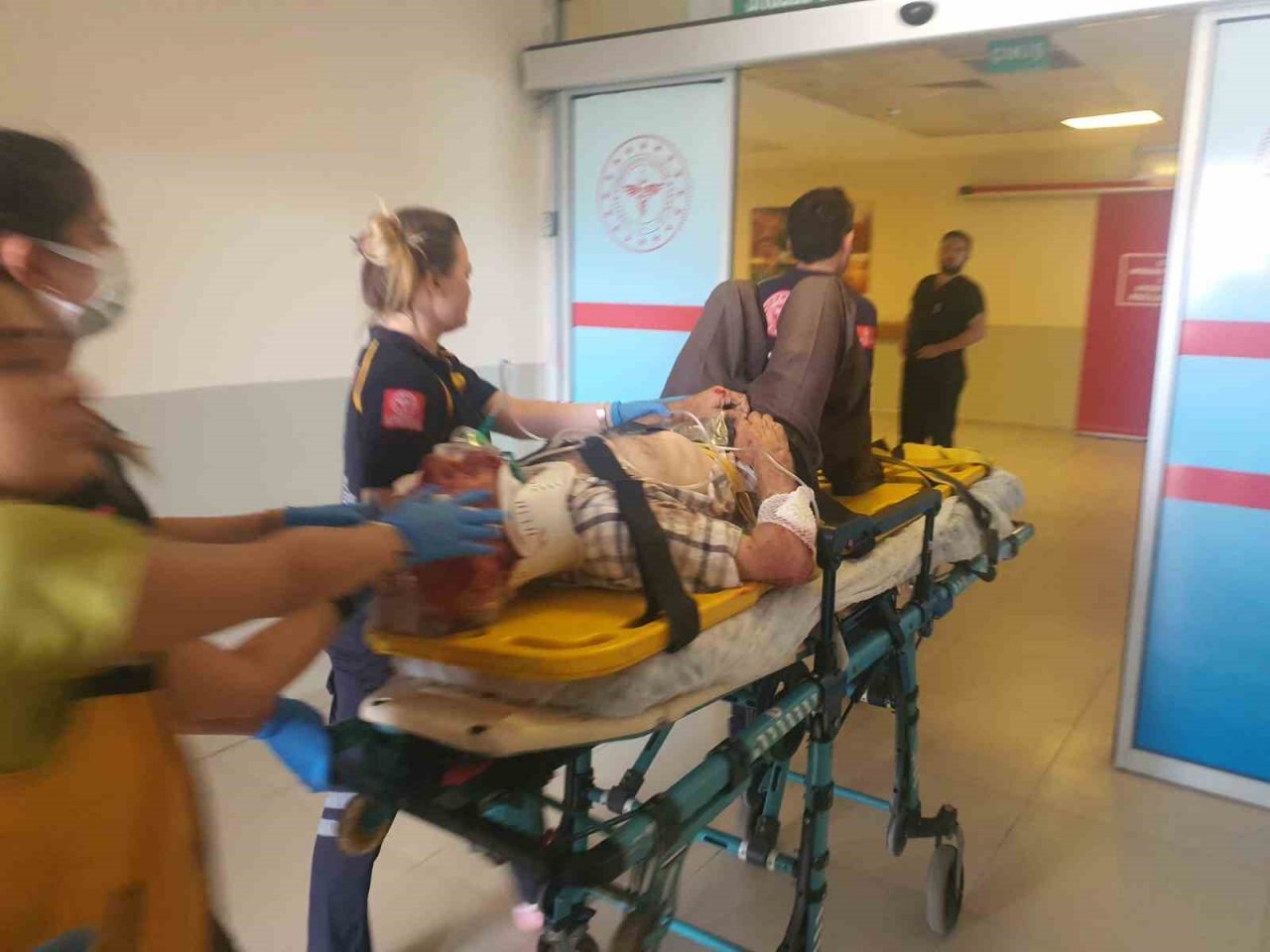 Karşıdan karşıya geçmek isteyen yaşlı vatandaşa otomobil çarptı