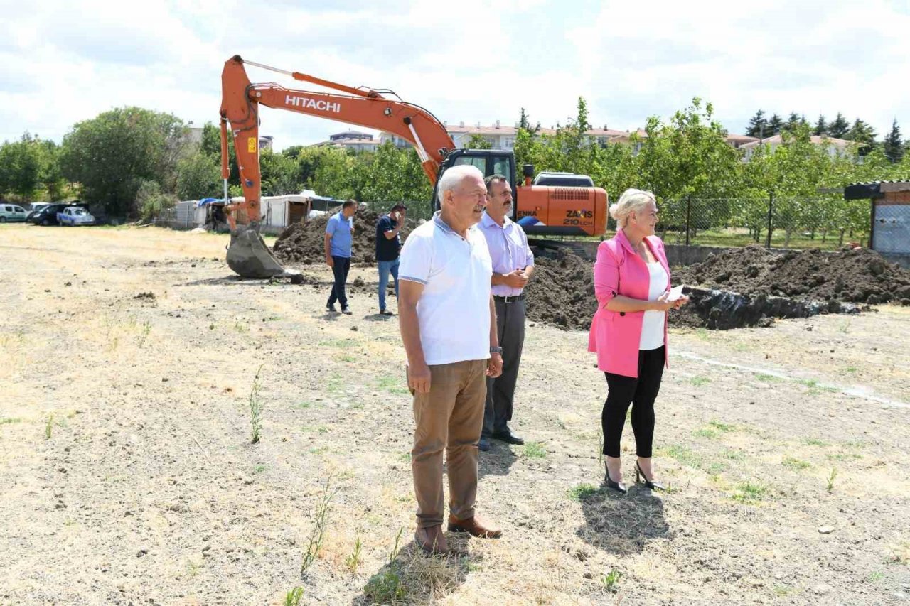 Lapseki Belediyesi kapalı ve açık düğün salonunun temeli atıldı