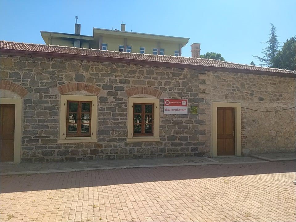 Çivril’de daha karar alınmadan asılan tabela meclis üyelerini şok etti