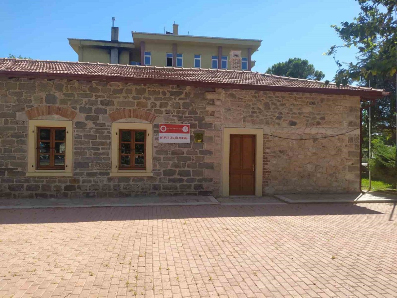 Çivril’de daha karar alınmadan asılan tabela meclis üyelerini şok etti