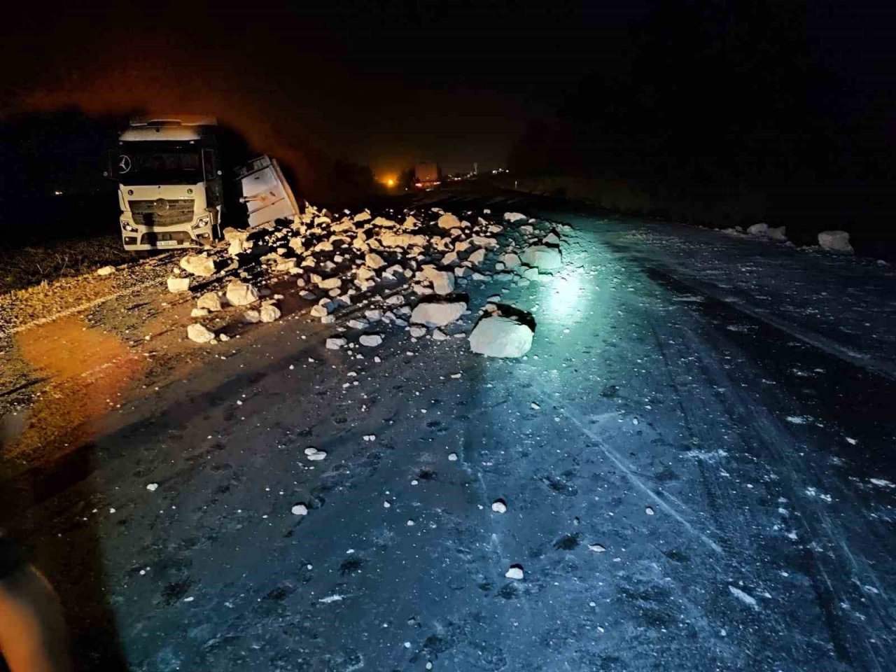 Diyarbakır’da taş yüklü tır refüje devrildi
