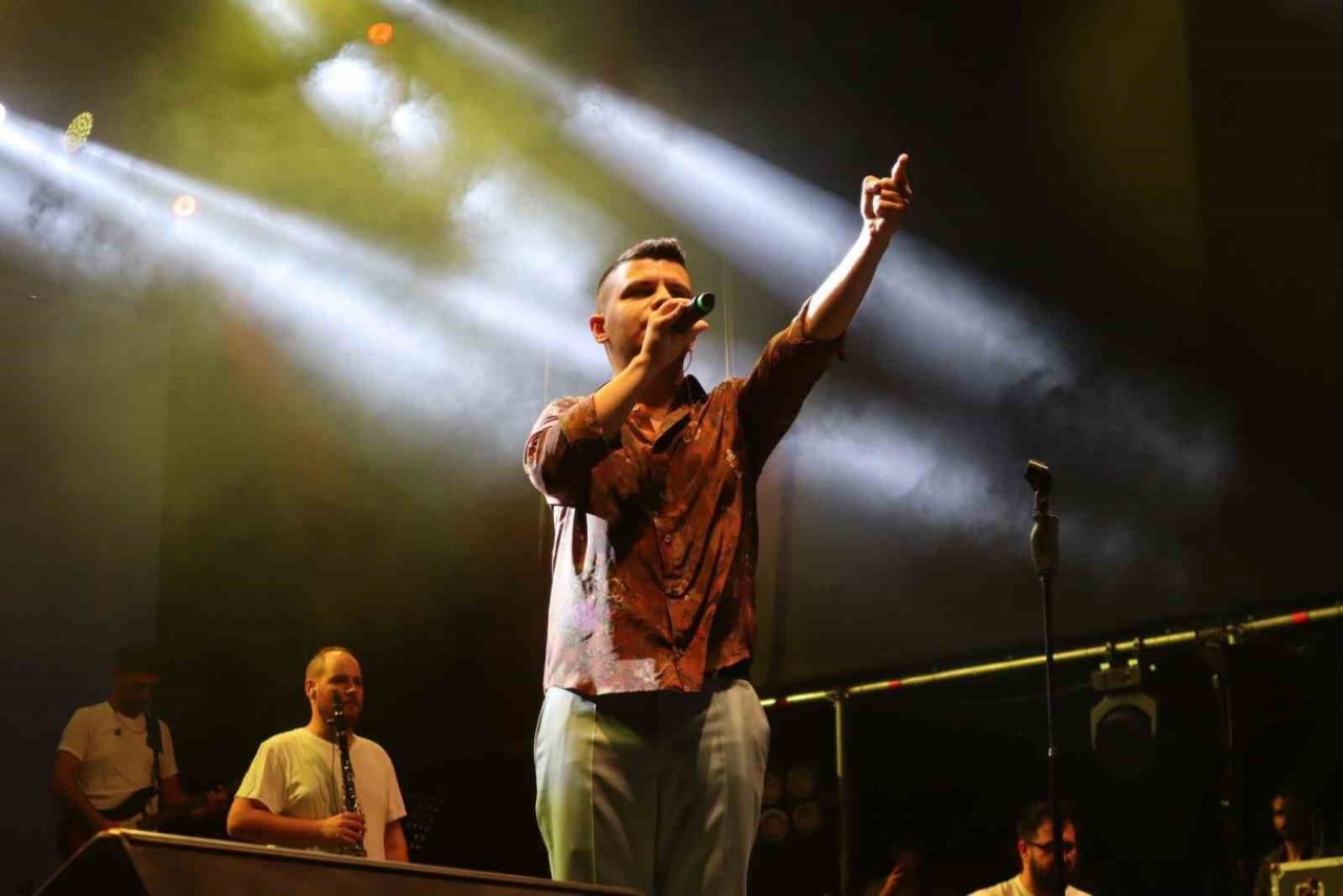 Bilal Sonses’ten muhteşem sahne