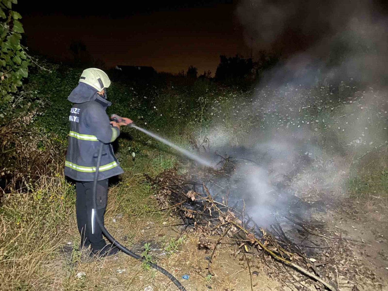 Yanan otluk alan itfaiyeyi harekete geçirdi