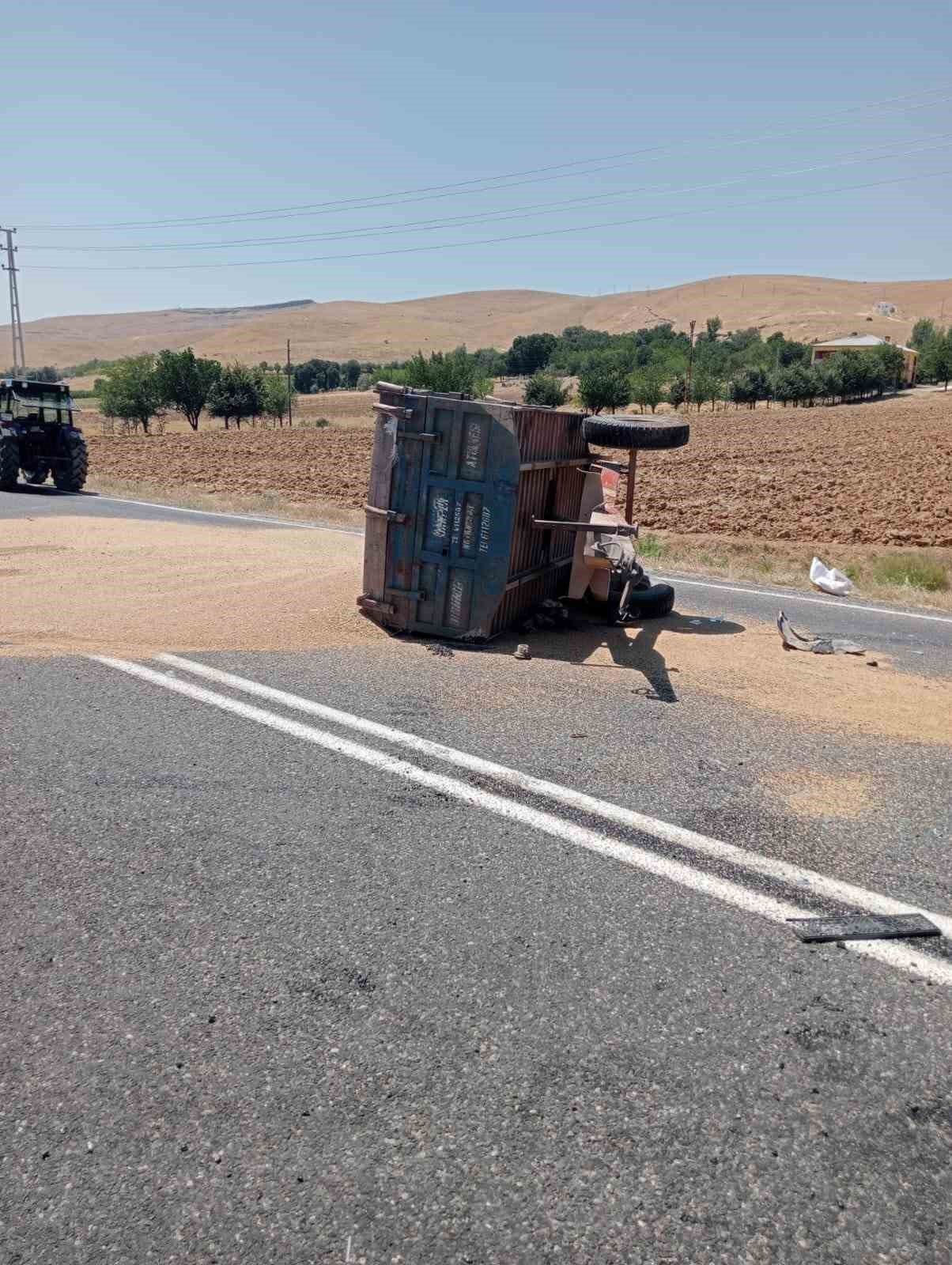 Elazığ’da hafif ticari araç ile traktör çarpıştı: 1’i ağır 5 yaralı