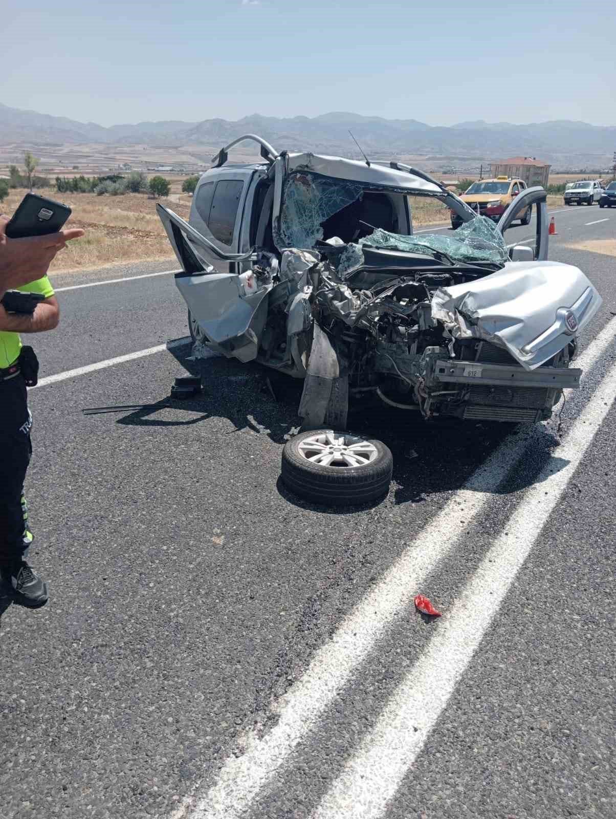 Elazığ’da hafif ticari araç ile traktör çarpıştı: 1’i ağır 5 yaralı