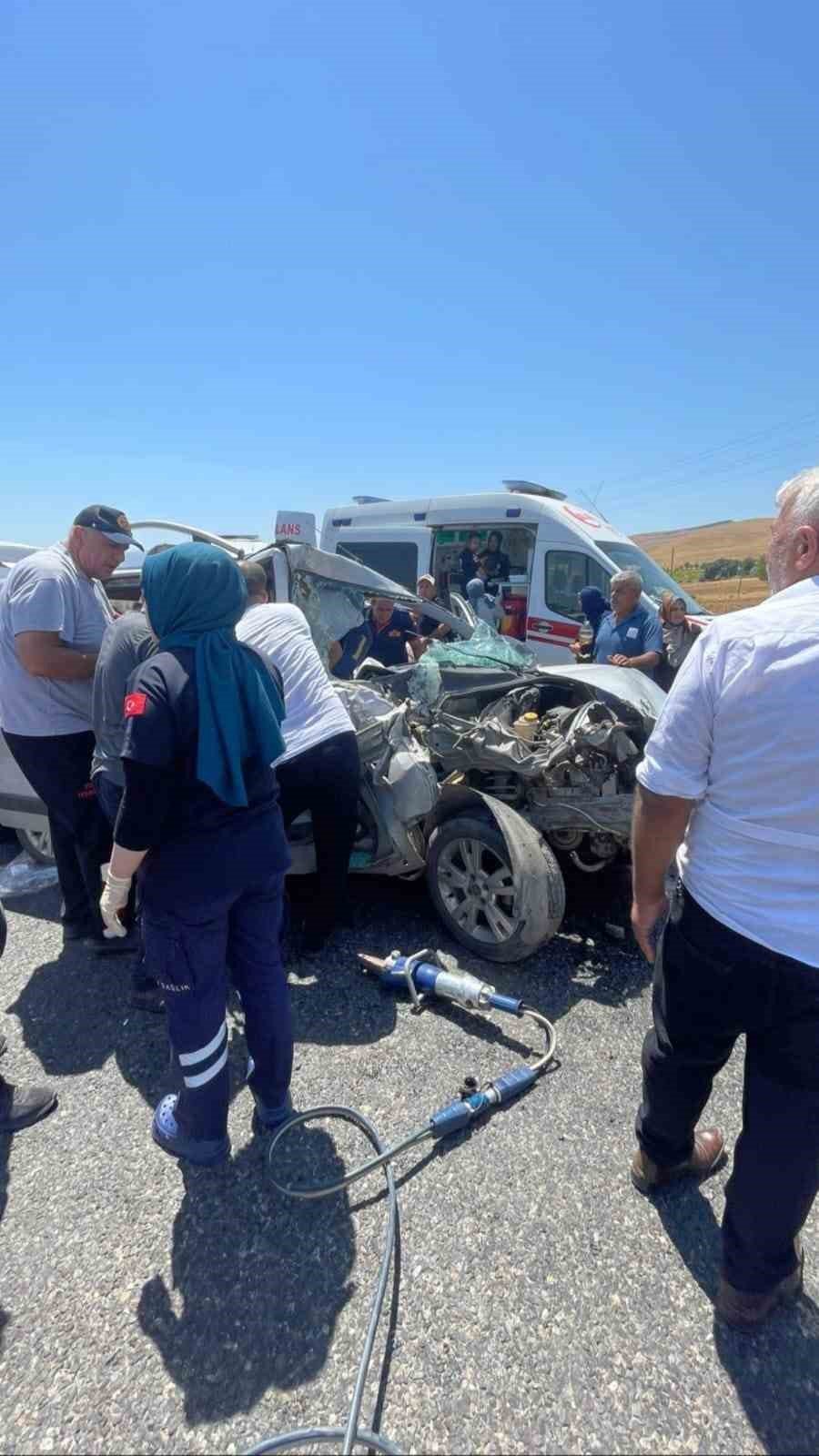 Elazığ’da hafif ticari araç ile traktör çarpıştı: 1’i ağır 5 yaralı