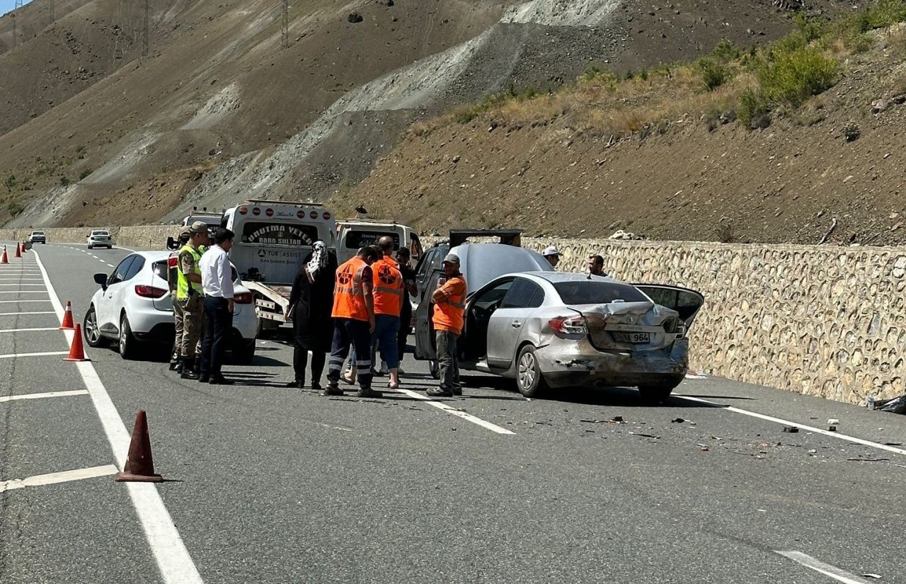 Erzincan’da trafik kazası: 1 ölü, 6 yaralı
