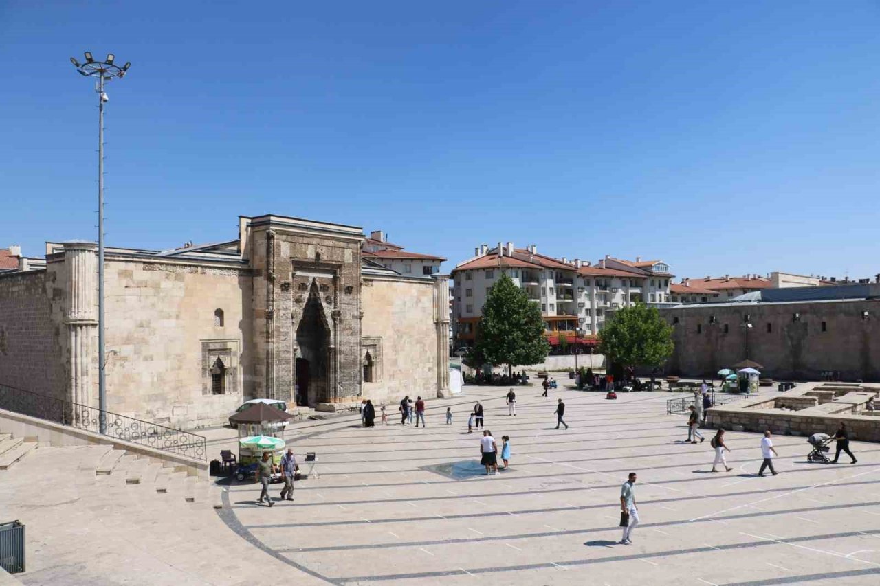 Sivas’ta kavuran sıcağa rağmen terk edilmeyen alışkanlık görenleri hayrete düşürdü