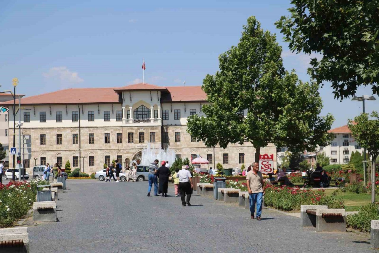 Sivas’ta kavuran sıcağa rağmen terk edilmeyen alışkanlık görenleri hayrete düşürdü